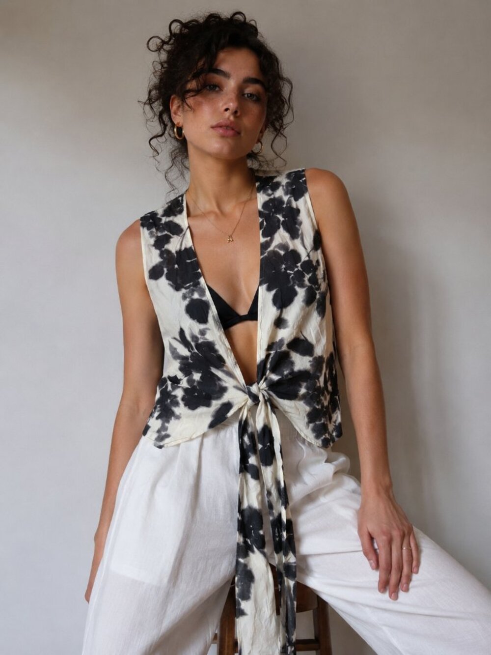 Krisa Floral Tie-Front Sleeveless Blouse / Vest – NWT Large Boutique Piece